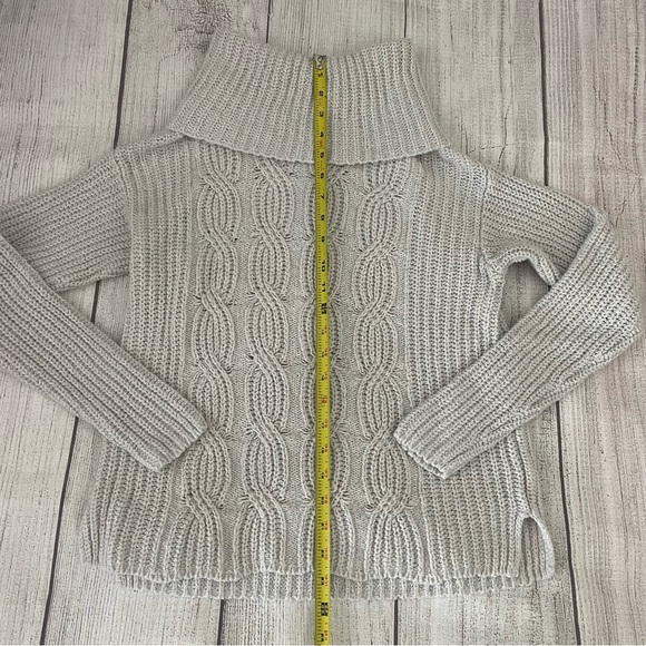 OLD NAVY Women’s Cable Knit Turtleneck Sweater Light Gray Ivory Size Medium - Picture 2 of 6